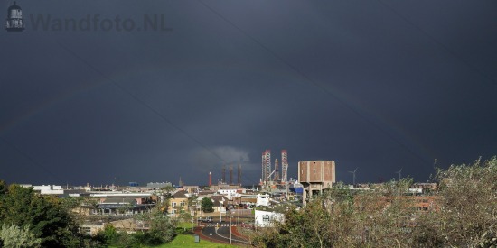 Regenboog boven de haven van