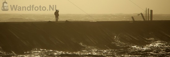 Wandelaars op de pier tijdens windkracht 7