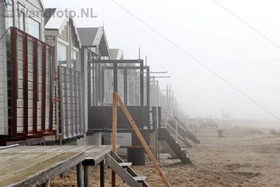 Strandhuisjes in de mist