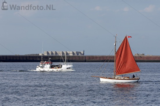 Ierse Viskotter L-300 loopt de haven binnen terwijl Engels jacht