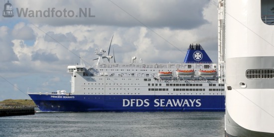 Cruiseferry Princess Seaways passeert cruiseschip MSC Opera