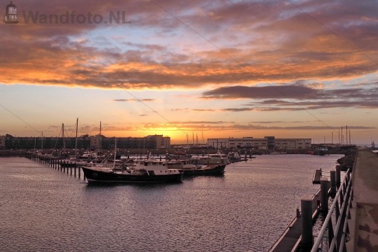 Zicht op Marina Seaport en Zonsondergang