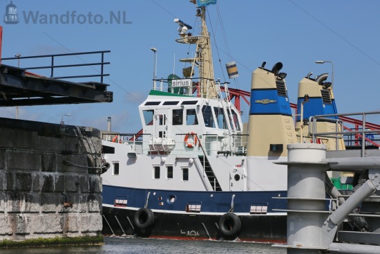 Sleepboot Sirius achteruit de sluis uit