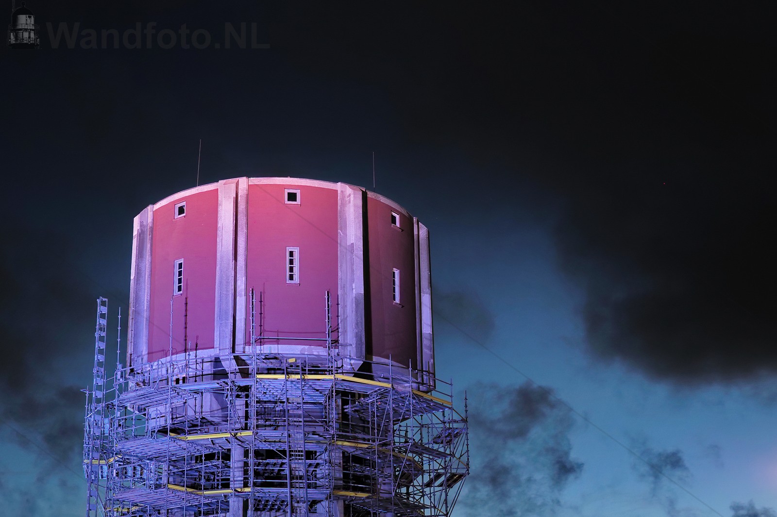Steigers worden verwijderd van de watertoren