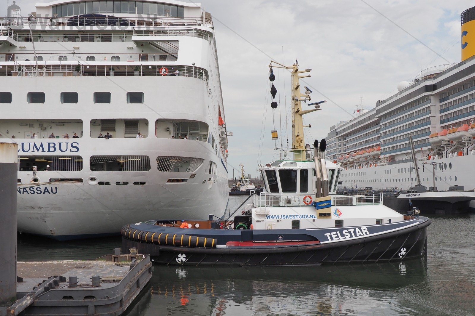 Sleepboot Telstar en cruiseschip Columbus