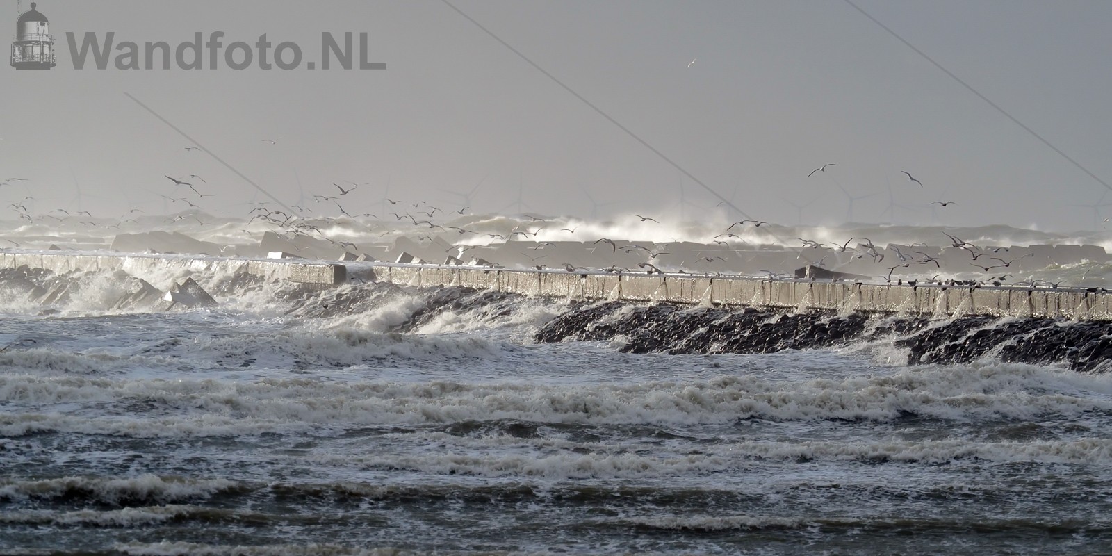 Water slaat over de pier