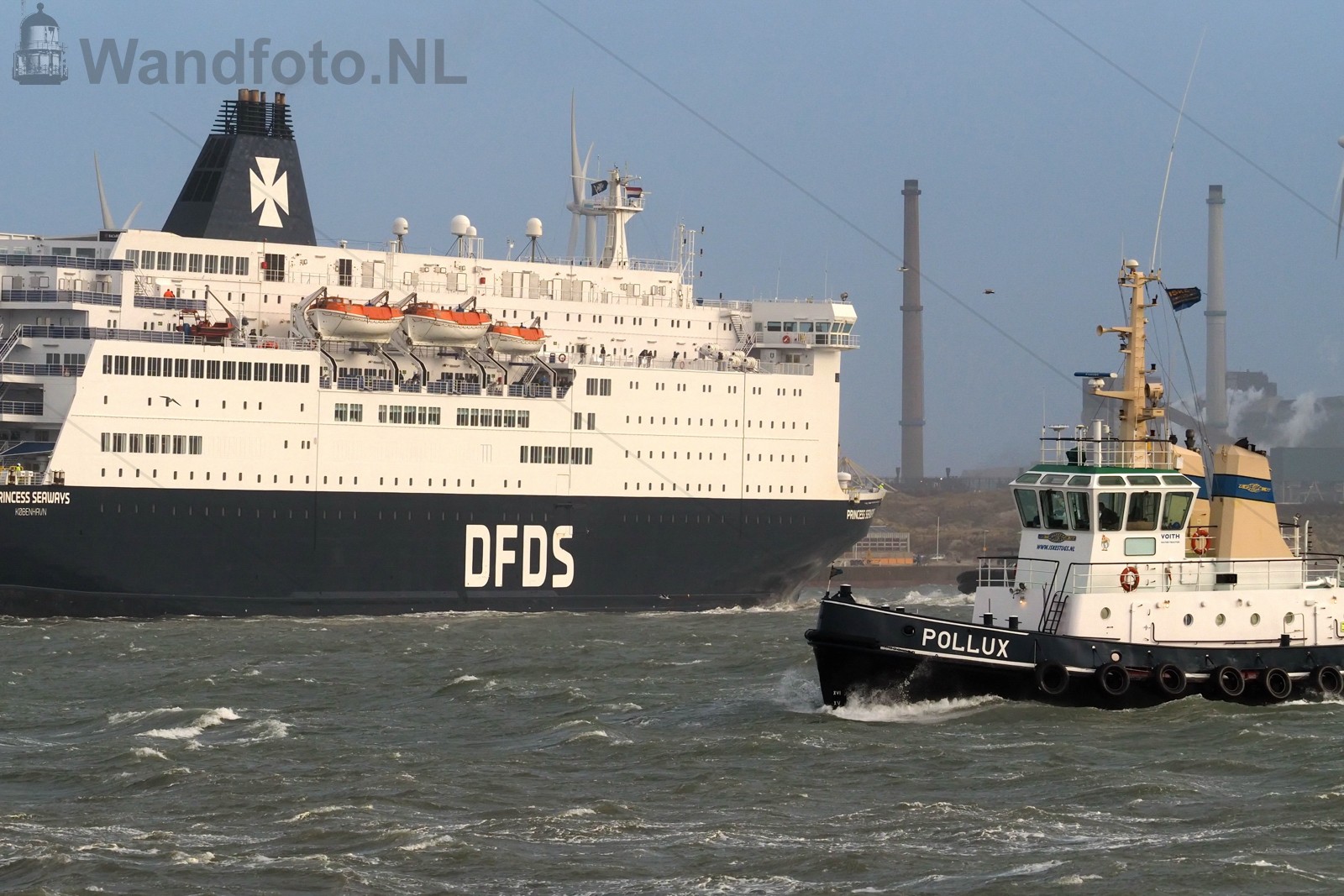 Cruiseferry Princess Seaways komt binnen met stormachtig weer