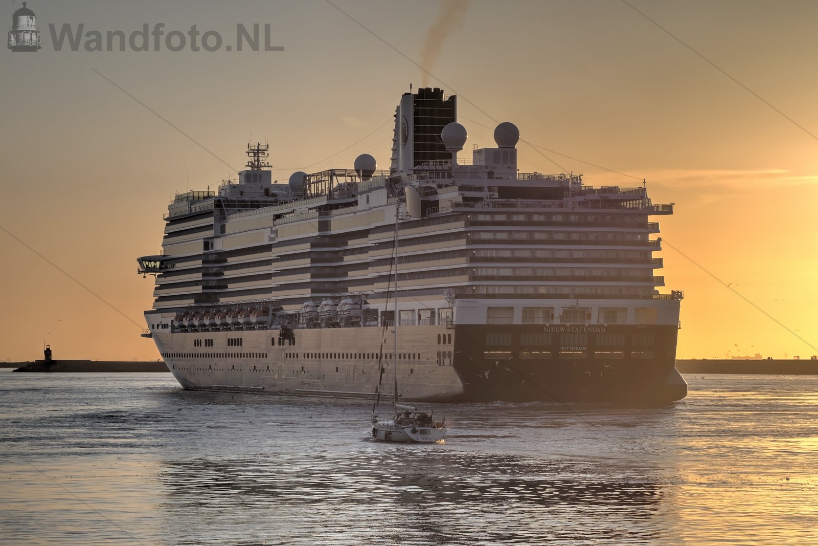 Cruiseschip Nieuw Statendam vertrekt na bevoorraden