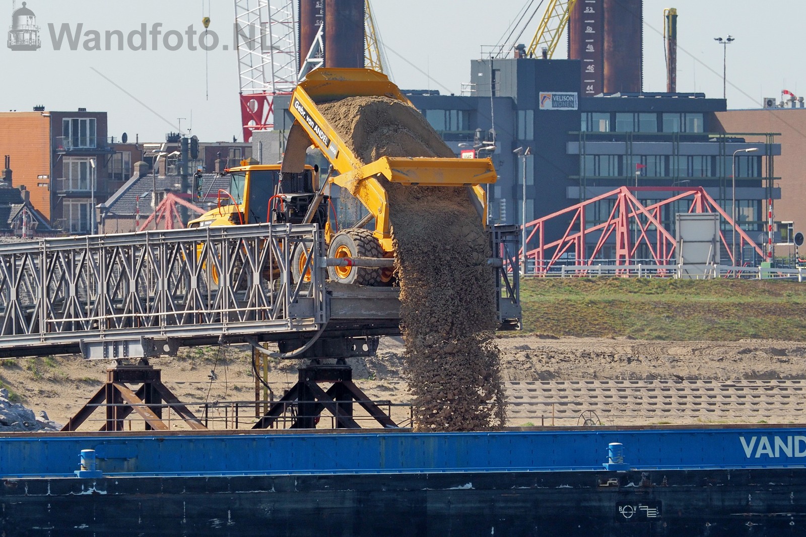 Dumptruck stort zand in spljitbak G901