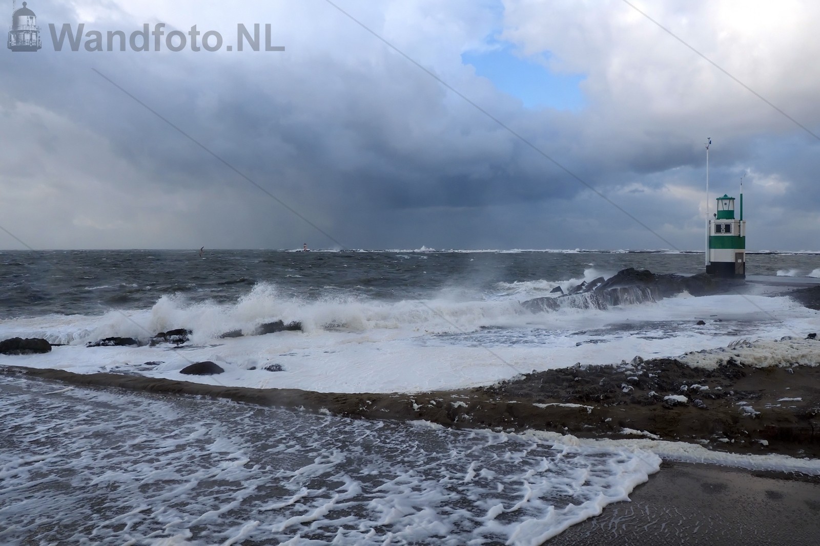 Algenschuim tijdens windkracht 8