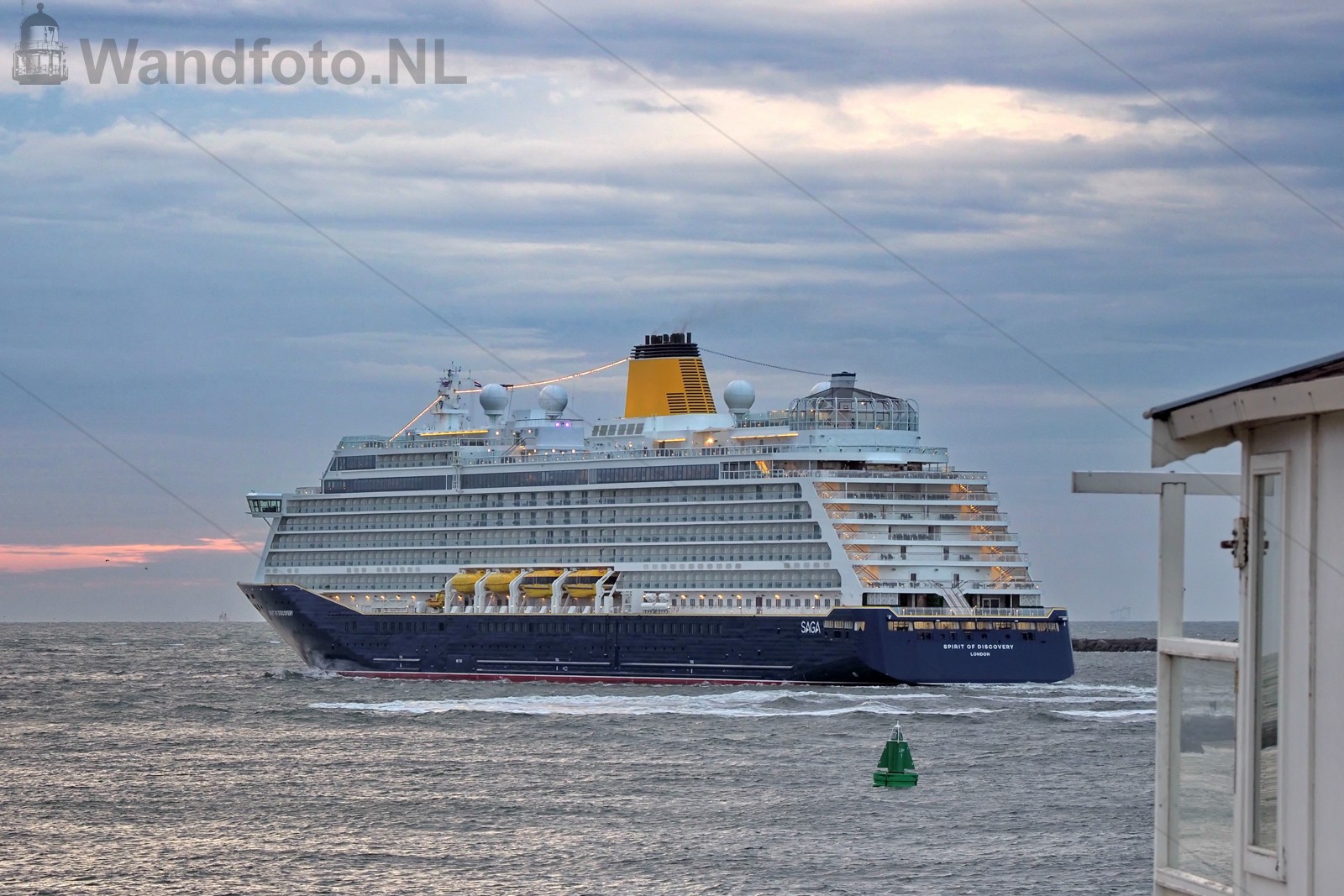 Vertrek cruiseschip Spirit of Discovery