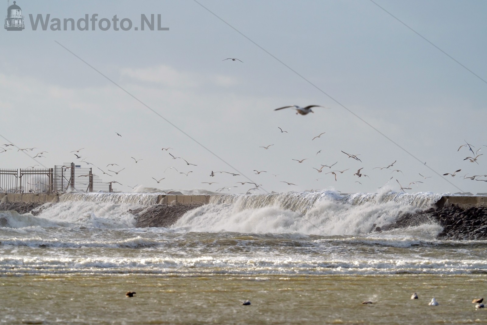 Water slaat over de pier