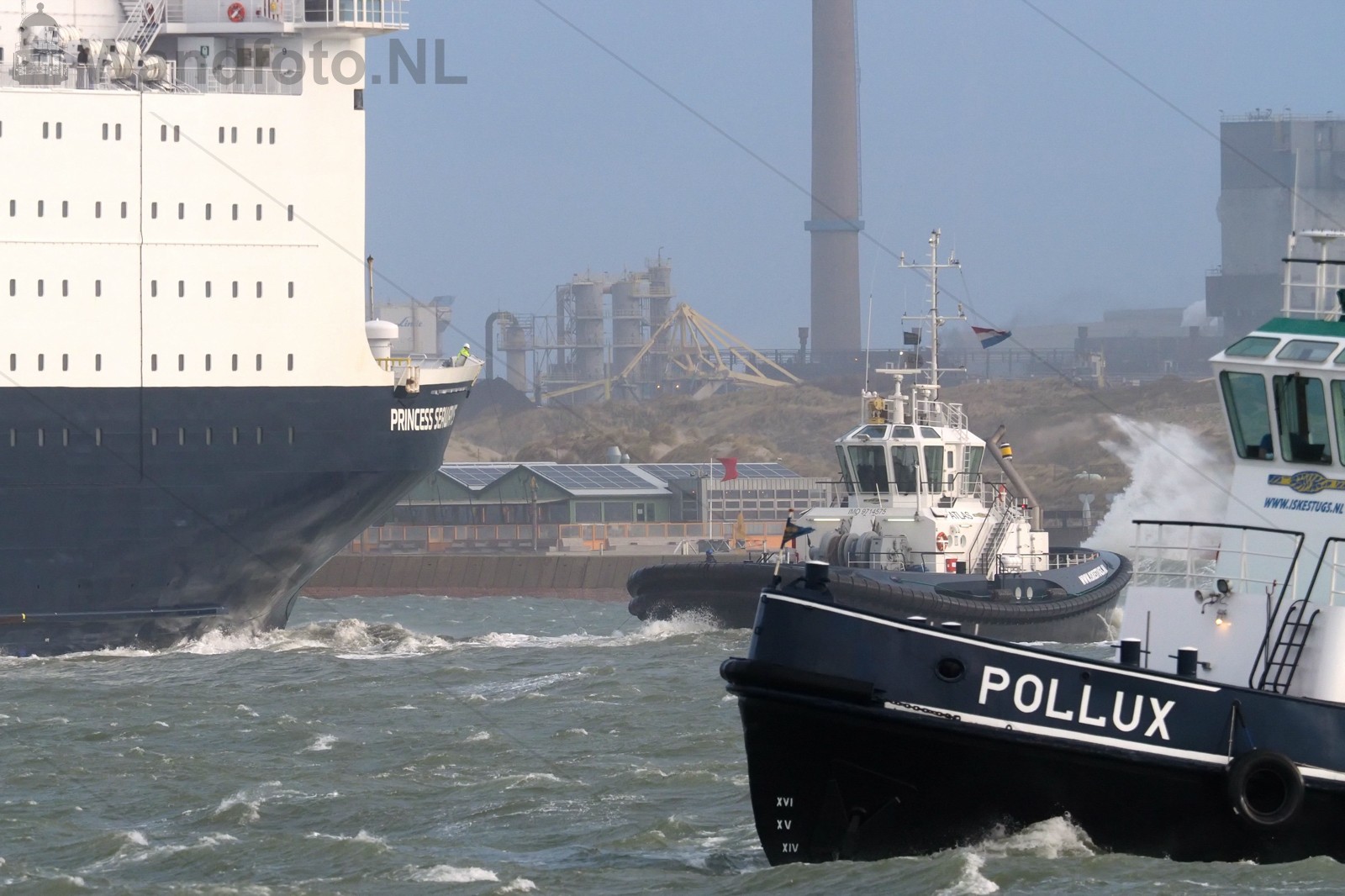 Cruiseferry Princess Seaways komt binnen met stormachtig weer
