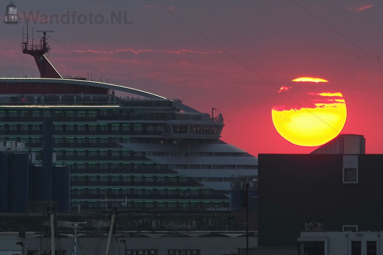 Zonsondergang bij cruiseschip Valiant Lady