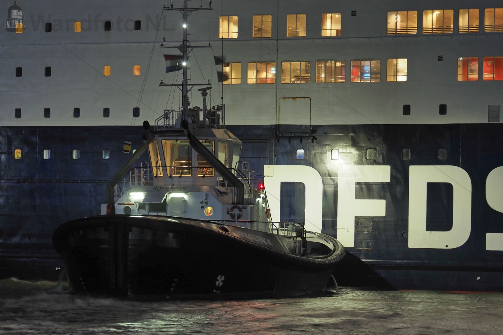 Vertrek Cruiseferry Princess Seaways met stormachtig weer