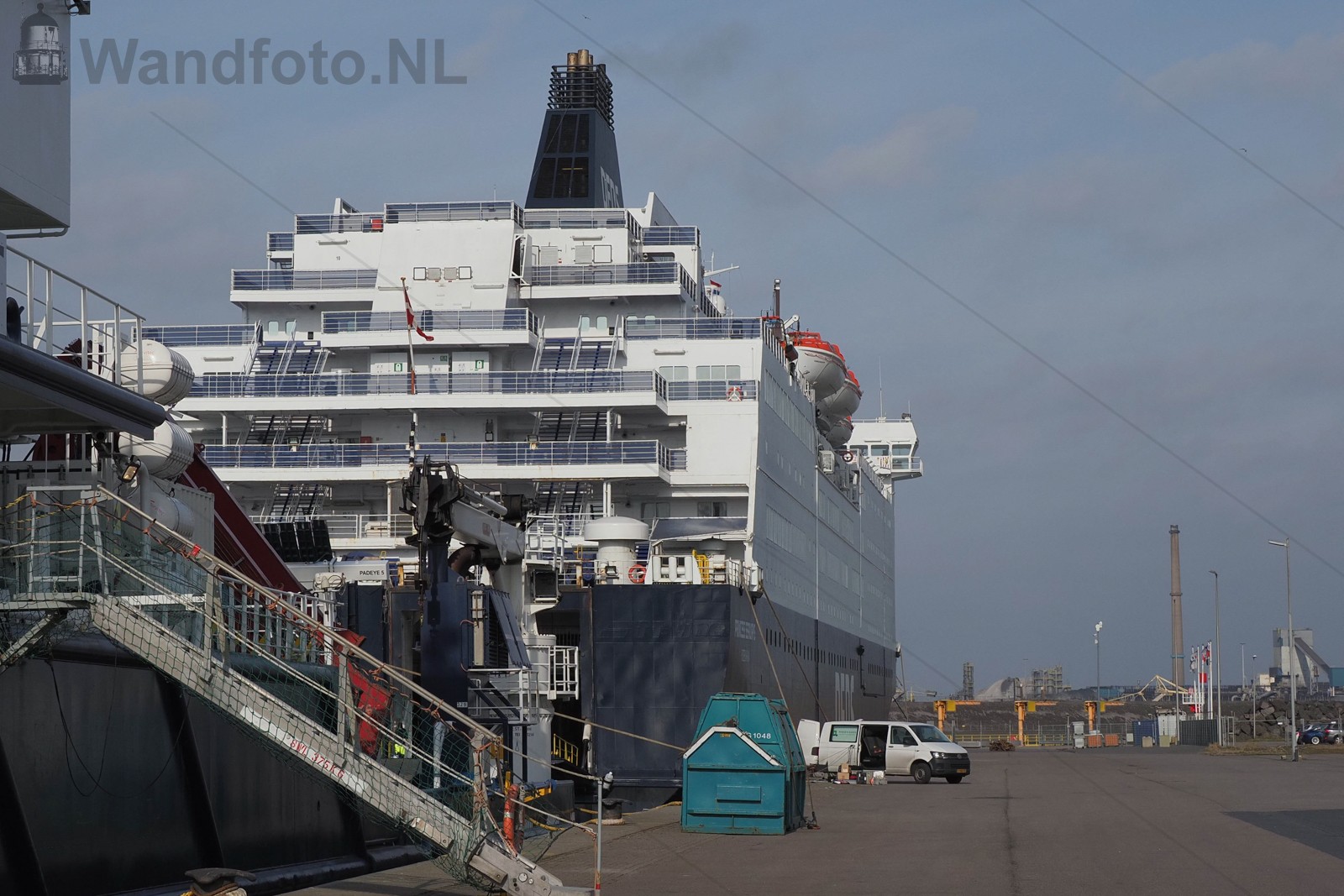 Cruiseferry Princess Seaways aan de kant ivm Corona