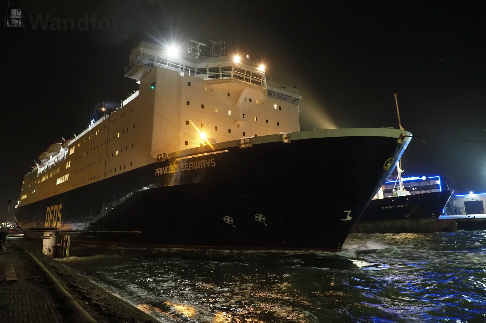 Vertrek Cruiseferry Princess Seaways met stormachtig weer