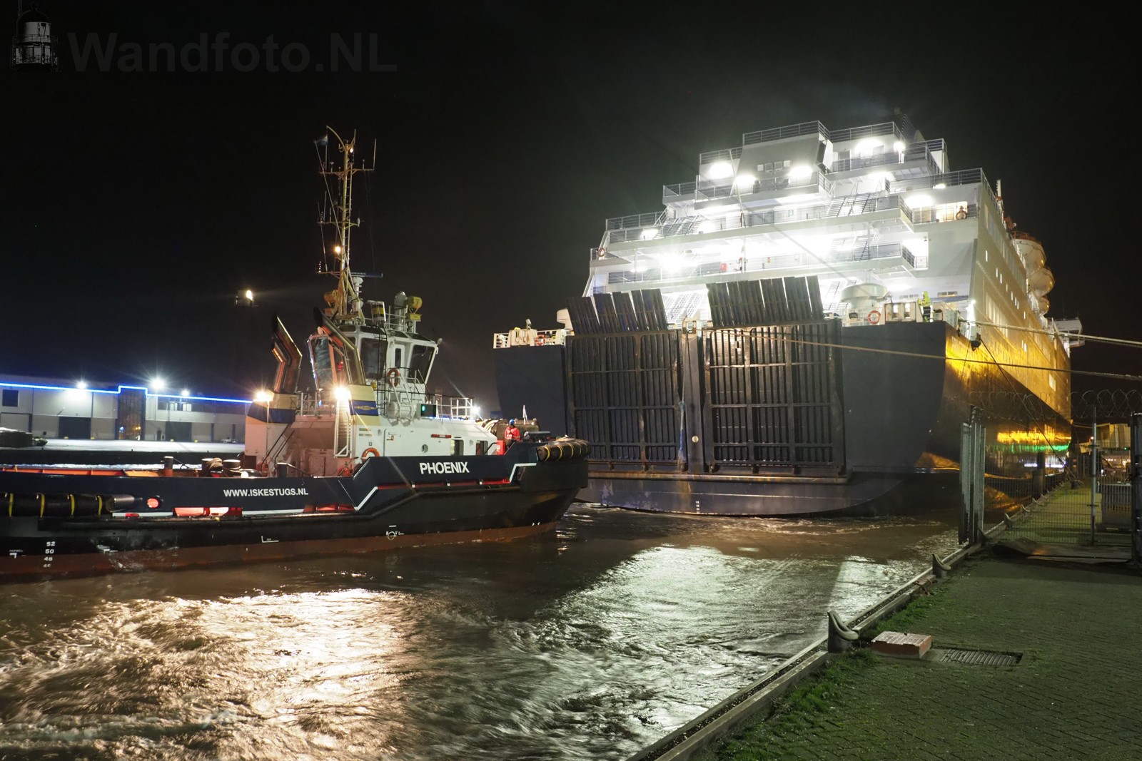 Vertrek Cruiseferry Princess Seaways met stormachtig weer