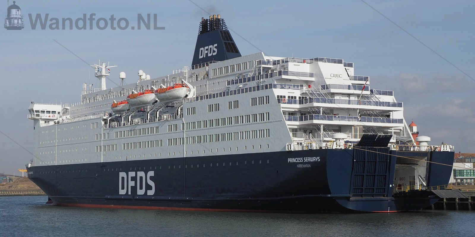 Cruiseferry Princess Seaways aan de kant ivm Corona