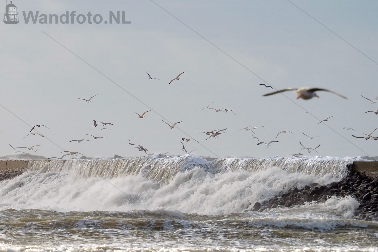 Water slaat over de pier