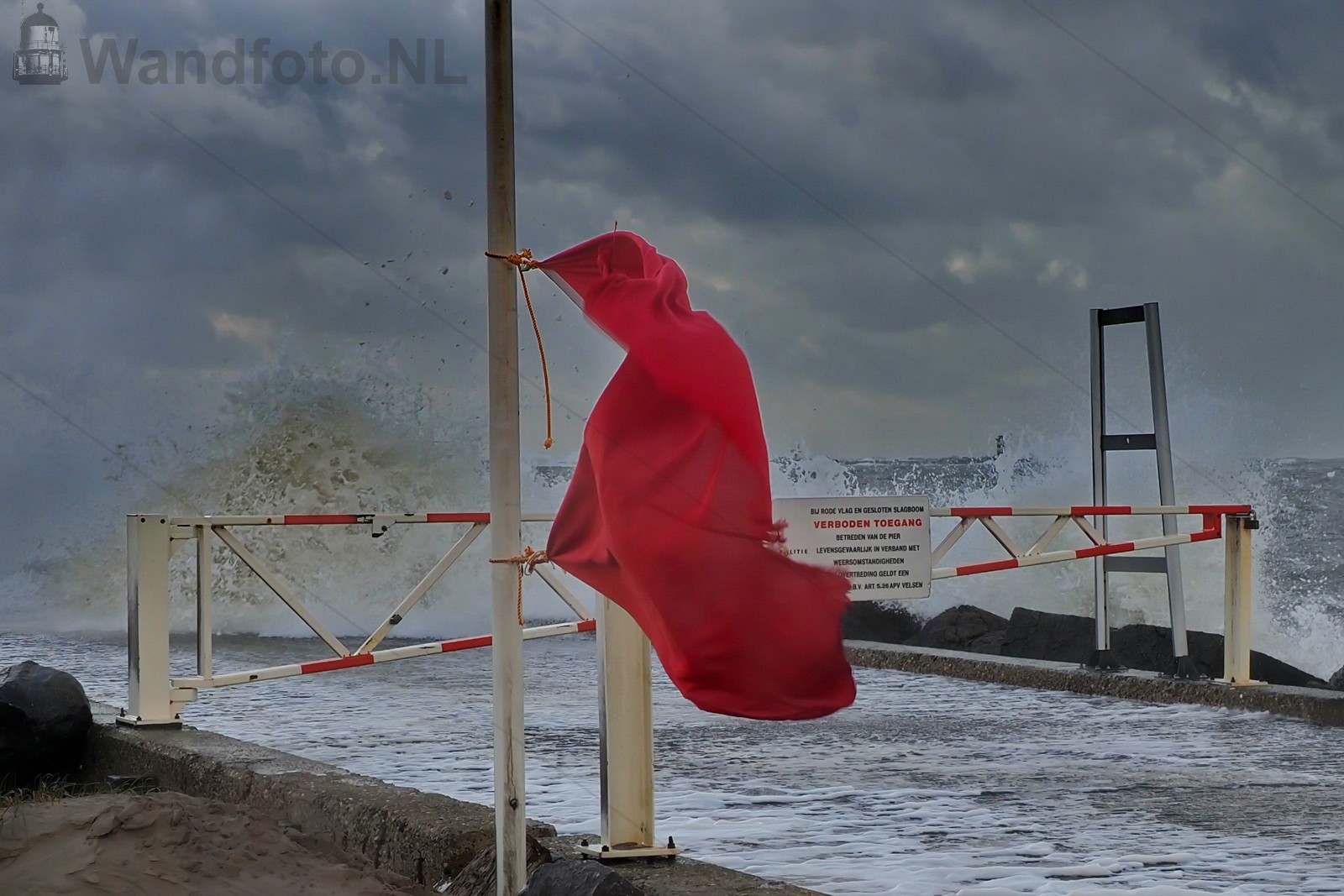 Rode vlag gehezen in verband met storm