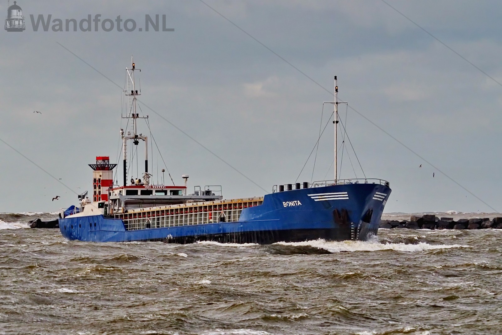 Kustvaarder Bonita vaart binnen met stormachtig weer