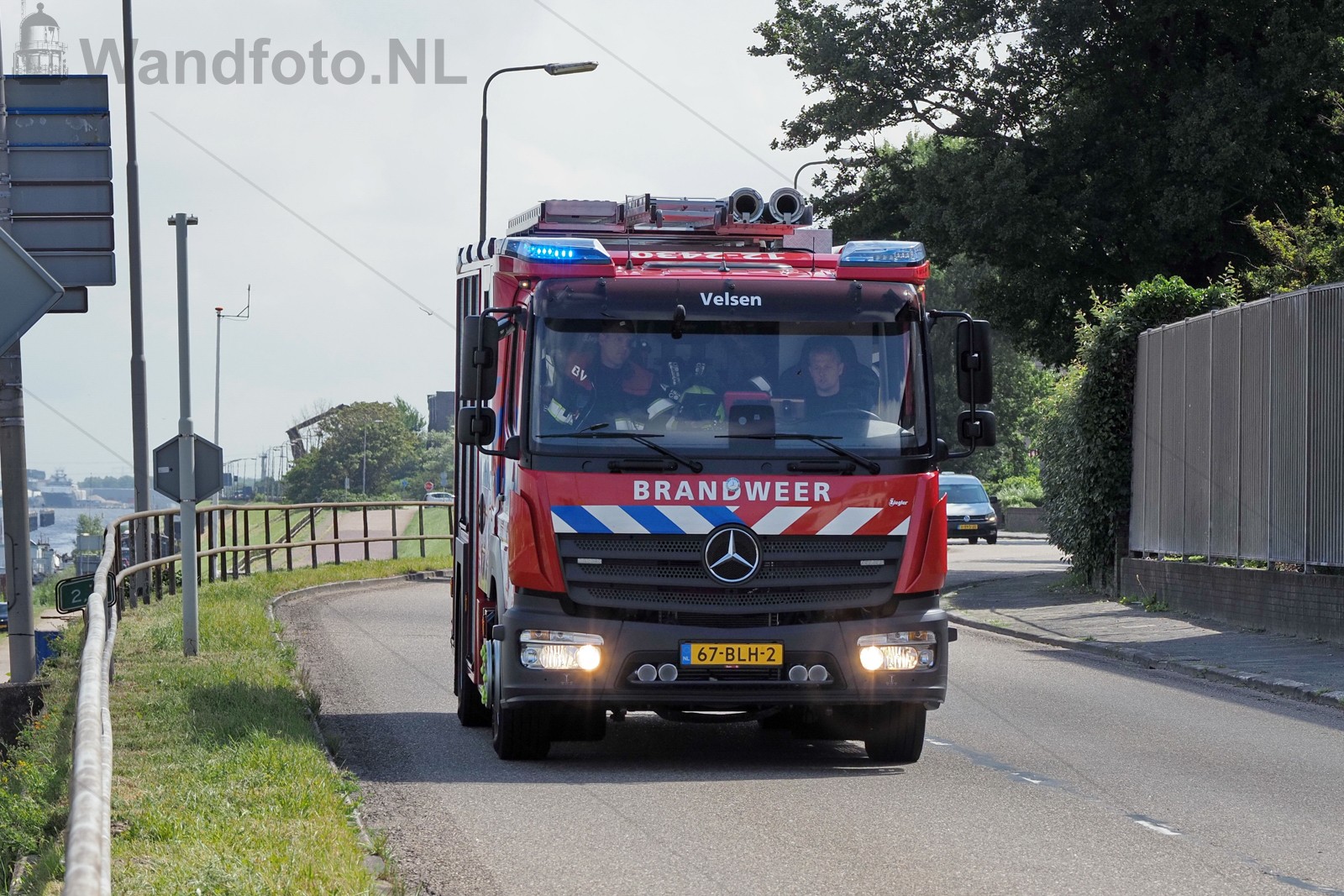Tankautospuit 12-2430 van brandweer Velsen-Zuid