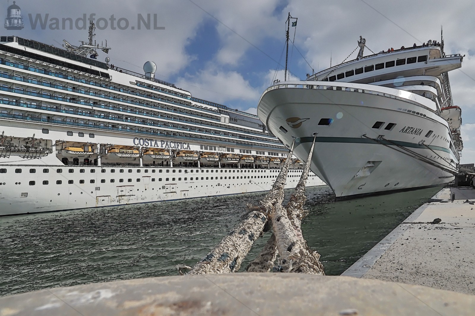 Cruiseschepen Artania en Costa Pacifica