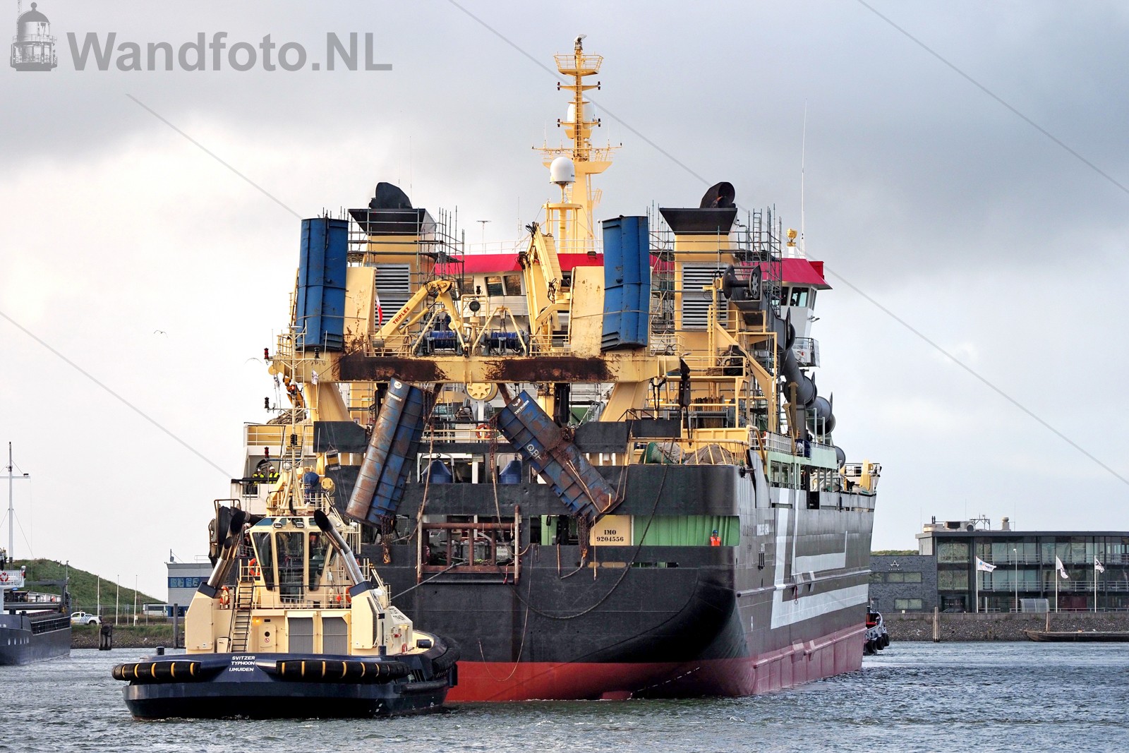 Hektrawler GDY-151 met sleepboot SvitzerTtyphoon