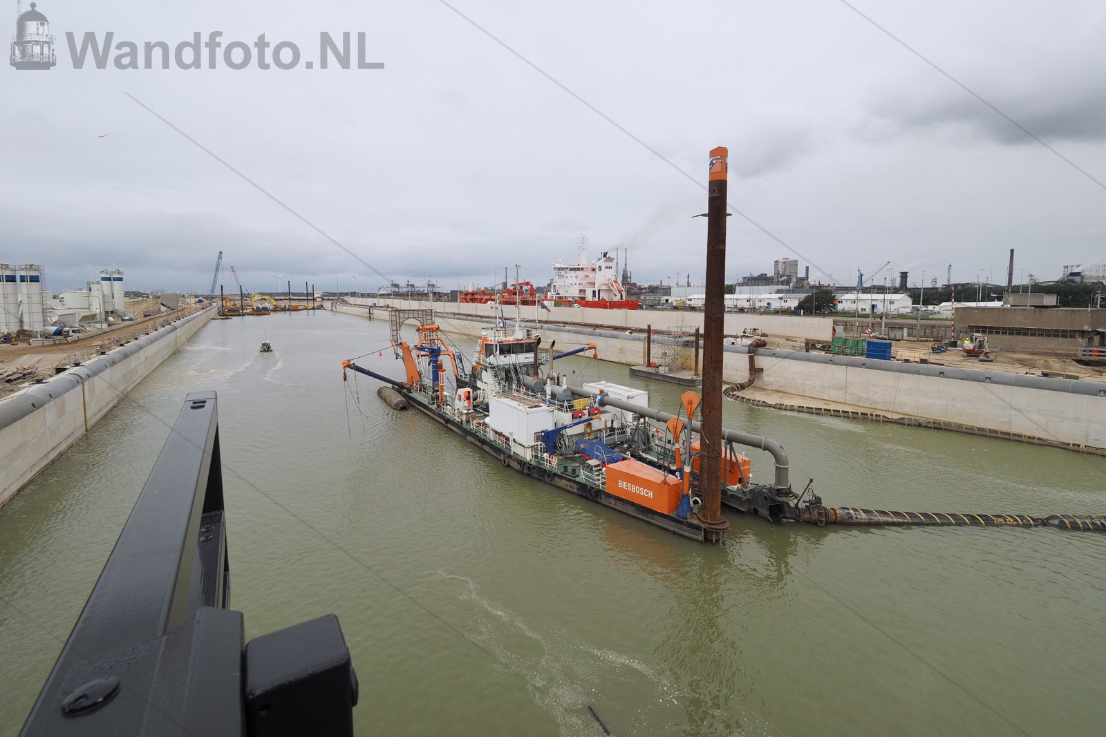 Uitbaggeren sluiskolk door snijkopzuiger Biesbosch
