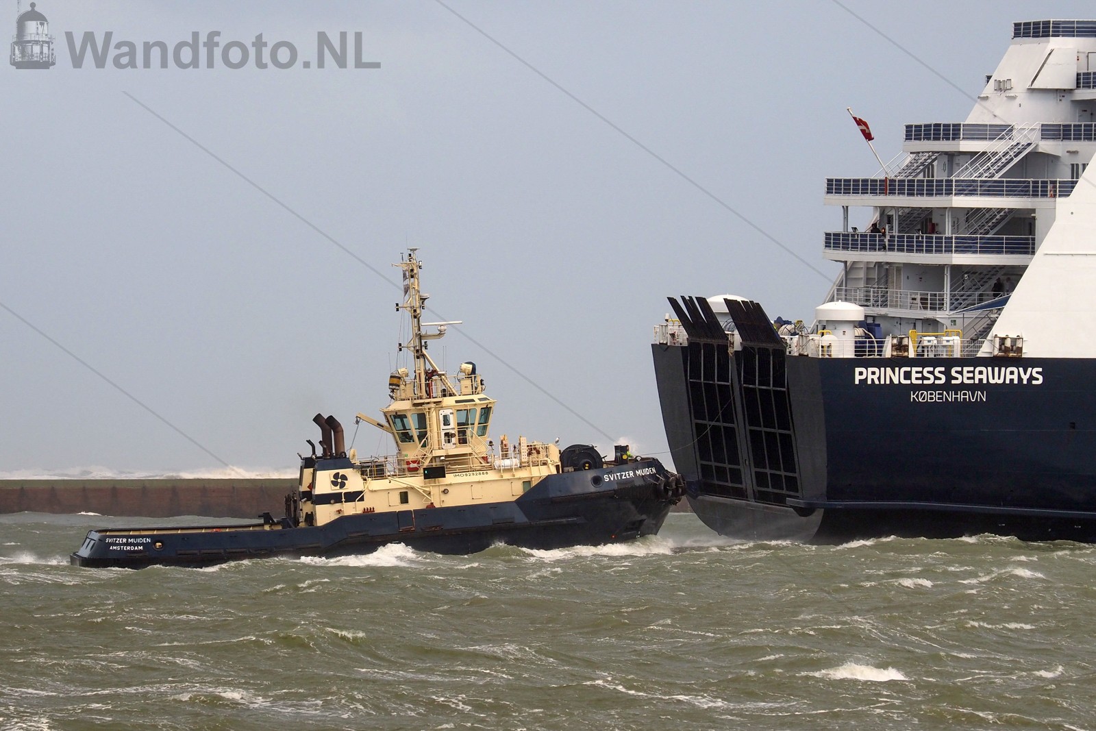 Cruiseferry Princess Seaways komt binnen met stormachtig weer
