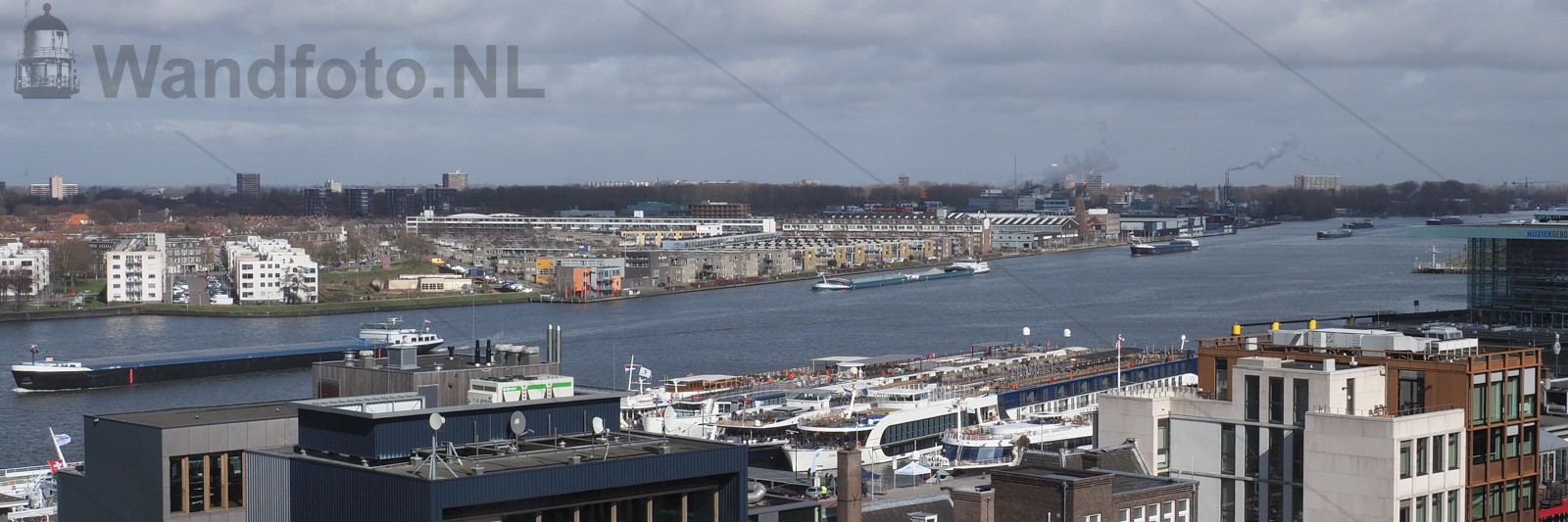 Riviercruiseschepen De Ruijterkade