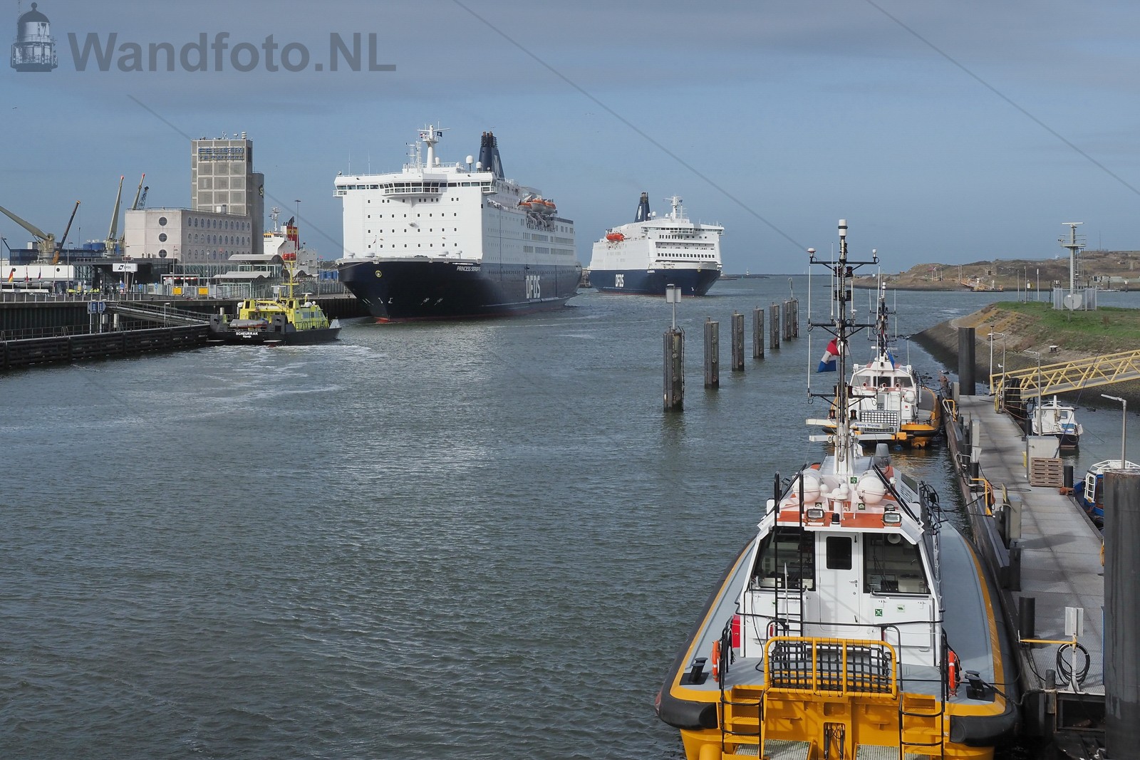 Aankomst twee cruiseferries Felison Terminal