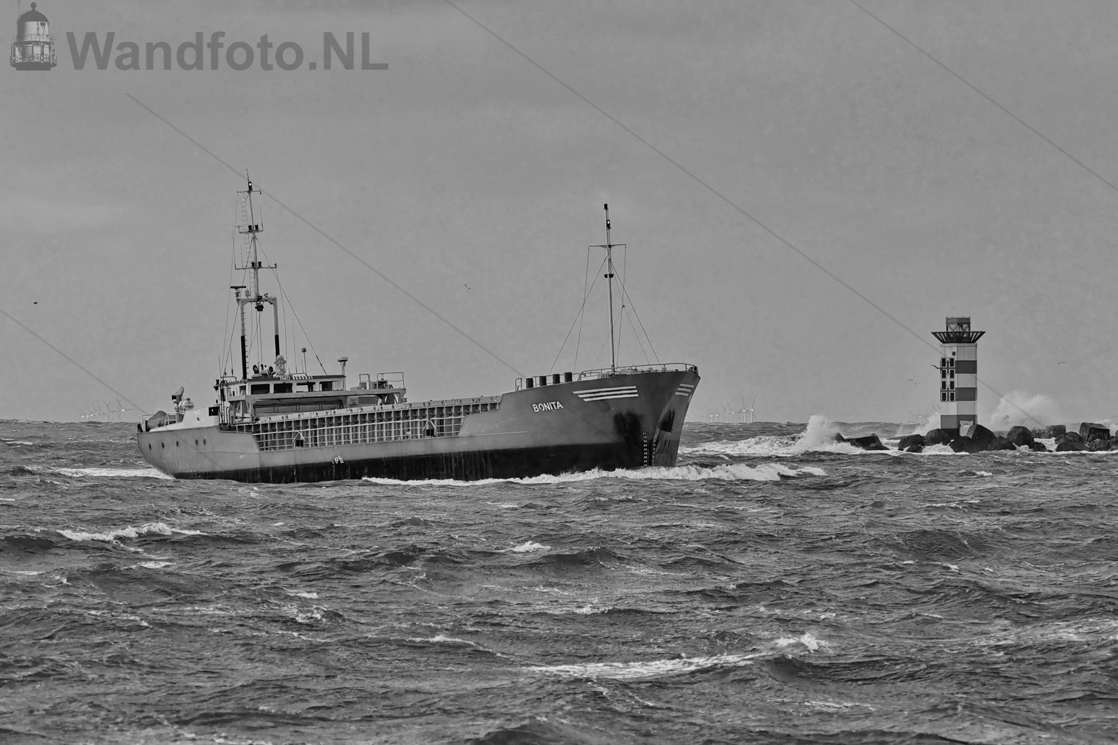 Kustvaarder Bonita vaart binnen met stormachtig weer
