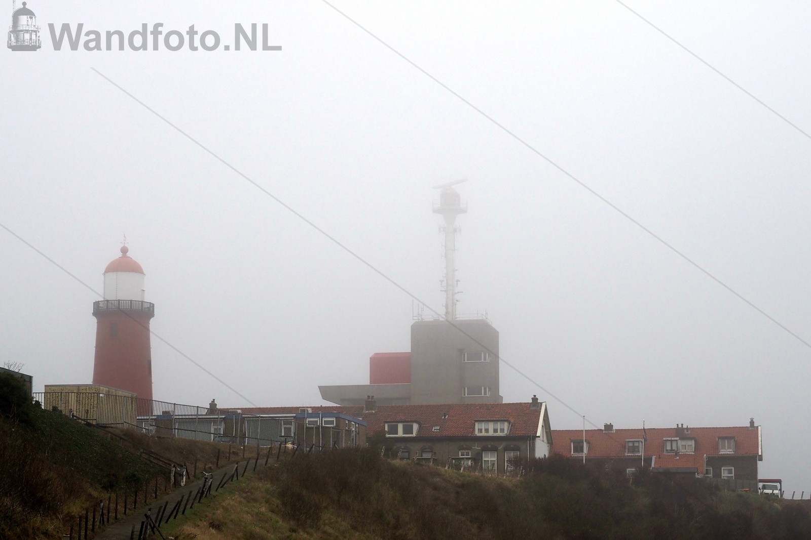 Havenoperatiecentrum en Kleine Vuurtoren in de mist