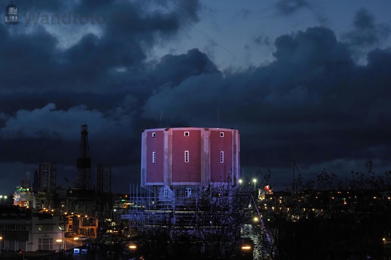 Steigers worden verwijderd van de watertoren