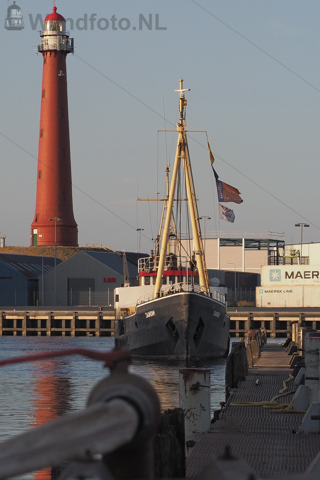 Korpsschip Zaandam onderweg naar Scheepswerf Van Laar