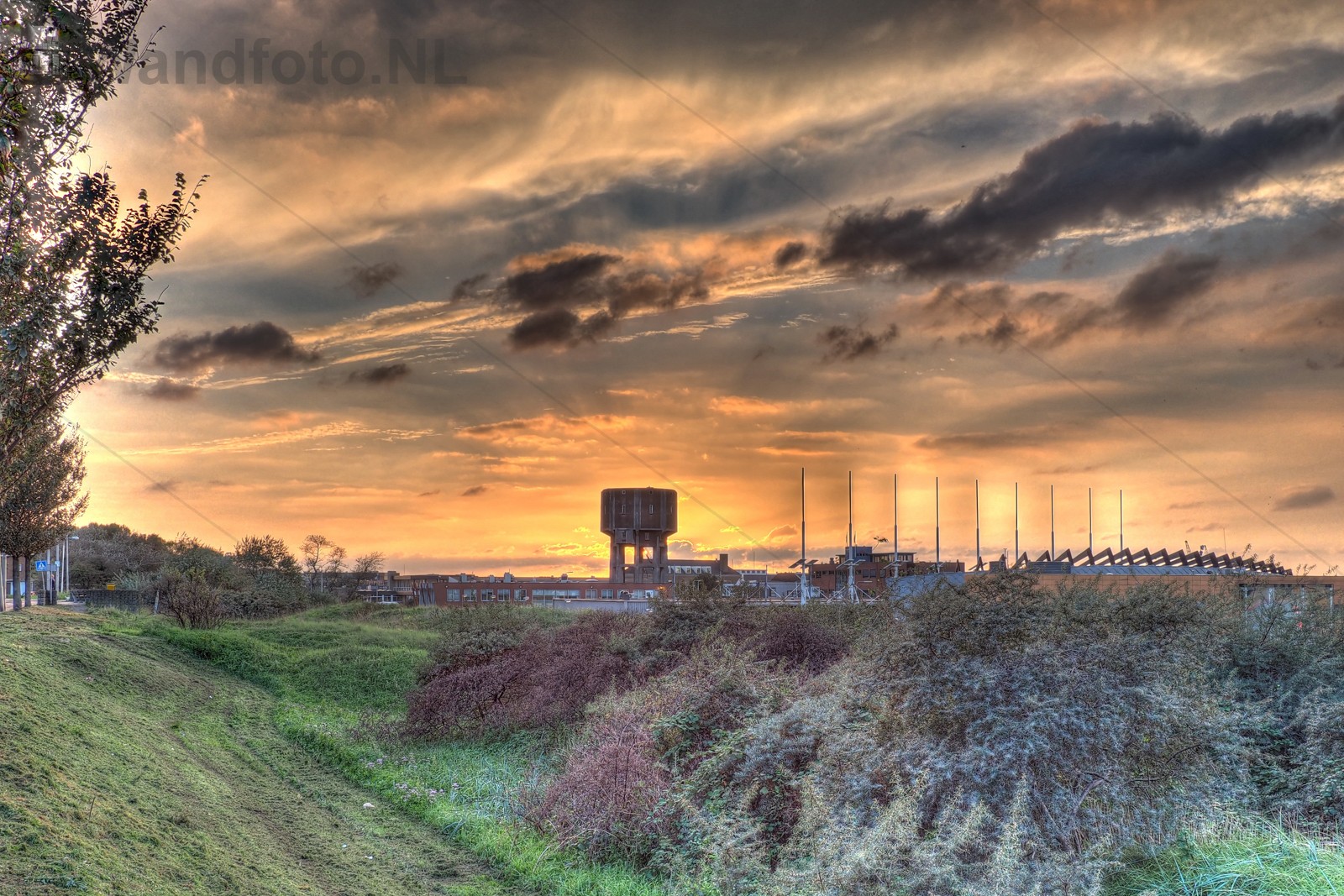 Watertoren met zonsondergang