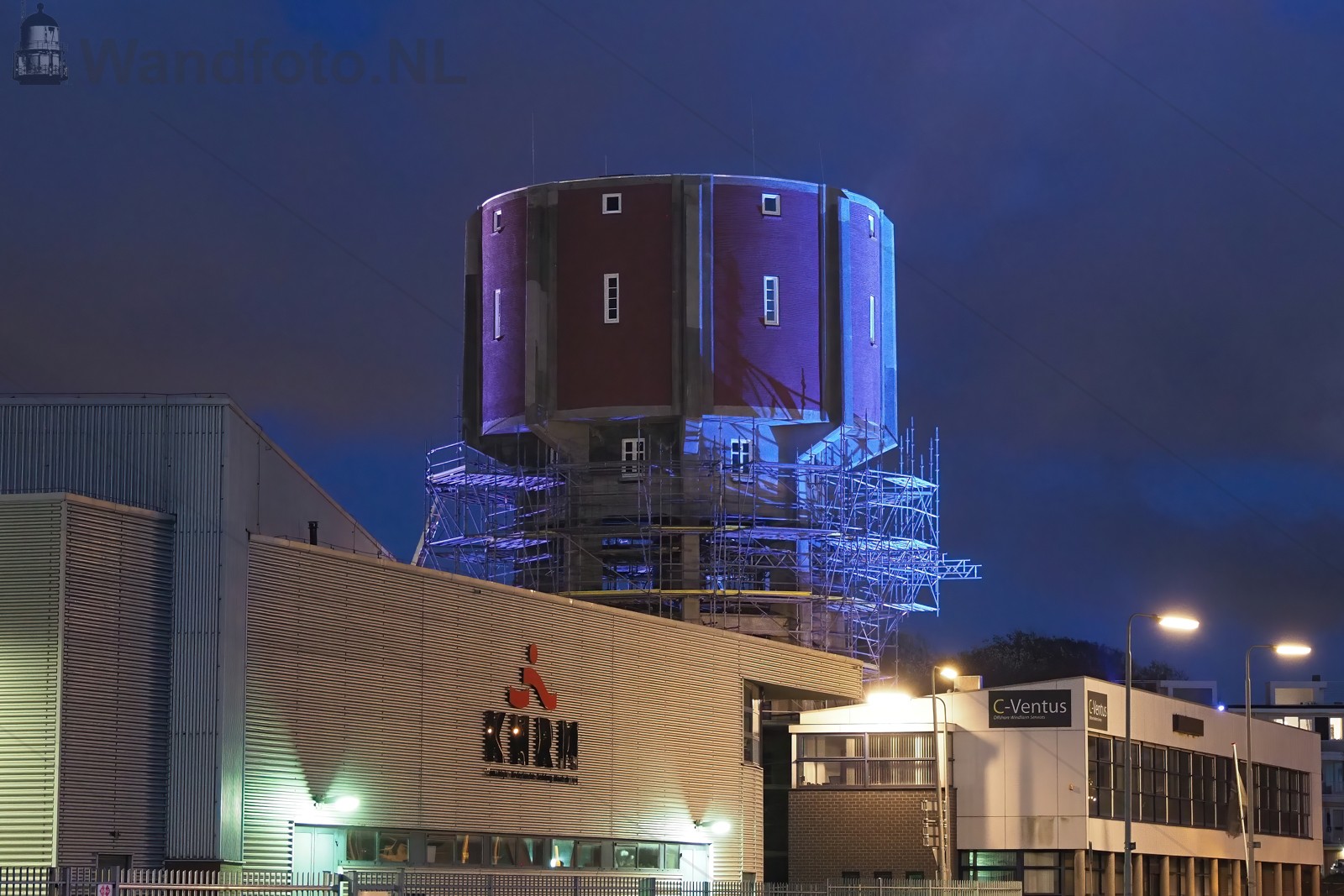 Steigers worden verwijderd van de watertoren