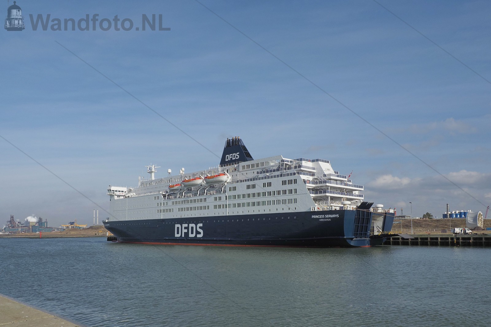 Cruiseferry Princess Seaways aan de kant ivm Corona