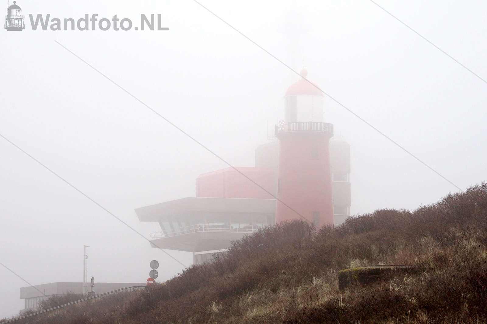 Havenoperatiecentrum en Kleine Vuurtoren in de mist