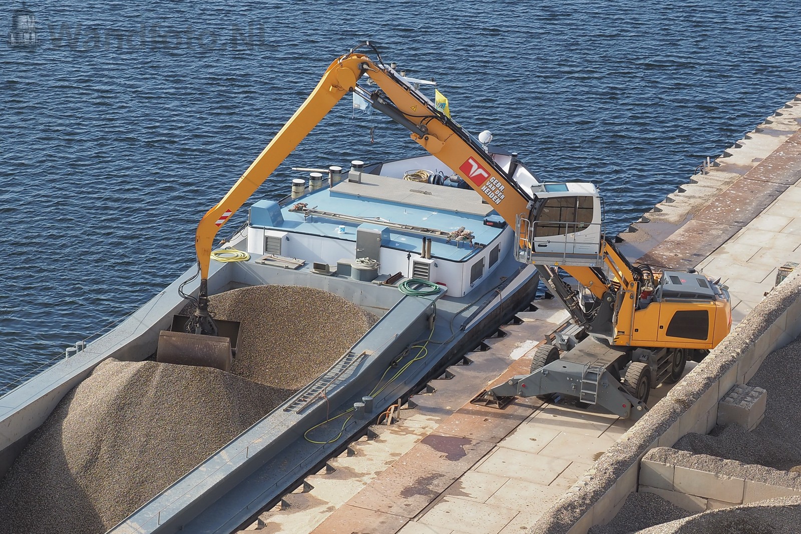Zand en grind aanvoer met motorbeunschip Mon-Desir