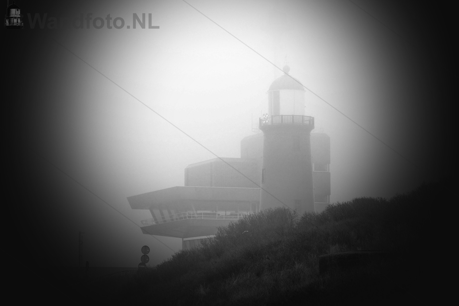 Havenoperatiecentrum en Kleine Vuurtoren in de mist