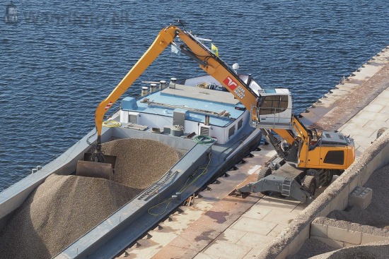 Zand en grind aanvoer met motorbeunschip Mon-Desir