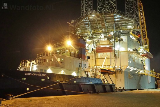 Sleepboot Zeus of Finland met booreiland Prospector 1