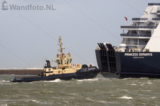 Cruiseferry Princess Seaways komt binnen met stormachtig weer
