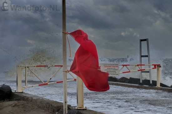 Rode vlag gehezen in verband met storm