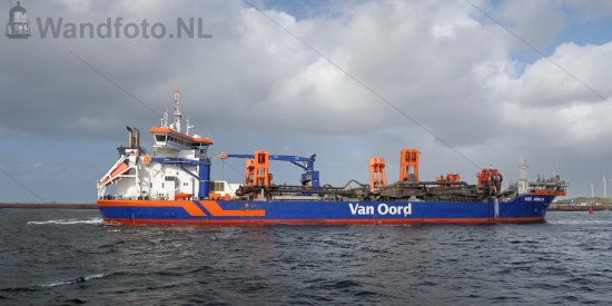 Sleephopperzuiger Vox Amalia haalt lading bij het baggerdepot
