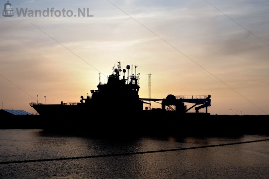 Zonsondergang met research vessel EDT Protea