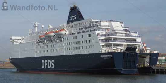 Cruiseferry Princess Seaways aan de kant ivm Corona